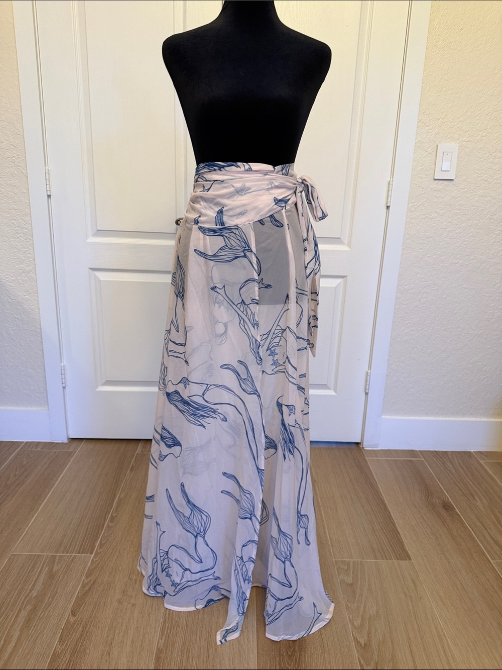 Áncora Mermaid Multiple Use Coverup - Picture 5 of 8